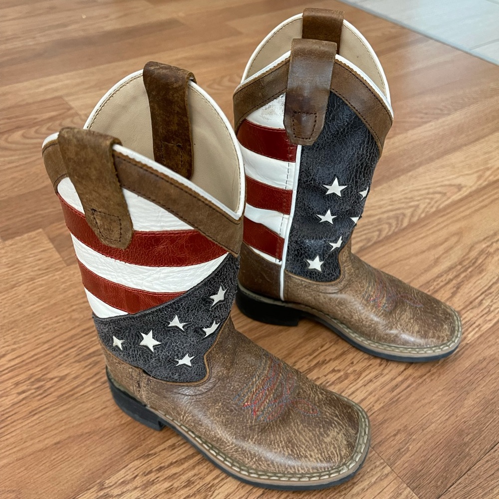 Toddler OldWest Cowboy Boots (size 10) . Boots are in good conditions.